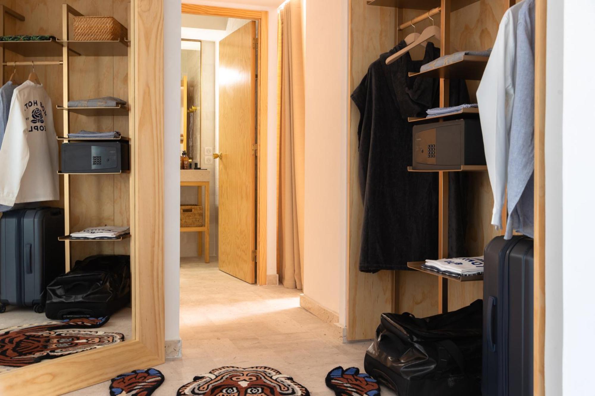 Mob Hotel كان المظهر الخارجي الصورة